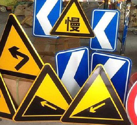 平顶山标识标牌中颜色的确定是很重要的。